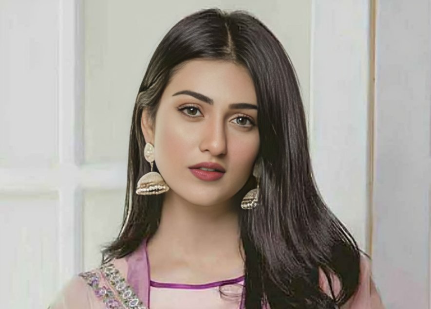  Sara Khan